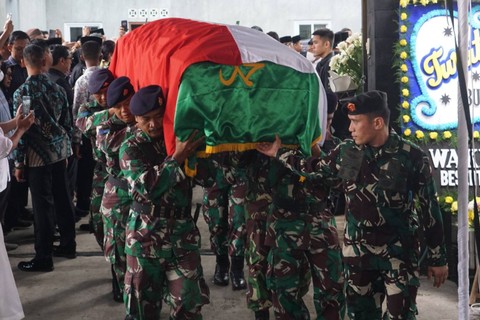 Anggota TNI mengusung peti jenazah istri KSP Moeldoko, Koesni Harningsih di rumah duka di Menteng, Jakarta, Minggu (12/3/2023).  Foto: Iqbal Firdaus/kumparan