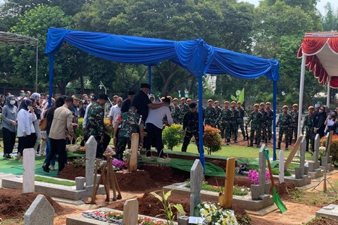 KSP Moeldoko bersama keluarga menabur bunga di makam almarhumah istrinya Koesni Harningsih di Taman Makam Pahlawan, Tanggerang Selatan, Minggu (12/3). Foto: Luthfi Humam/kumparan