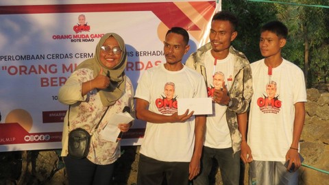 Orang Muda Ganjar Kabupaten Rote Ndao, Nusa Tenggara Timur menggelar cerdas cermat bersama warga Desa Fiafangga,Kecamatan Rote barat, Kabupaten Rote Ndao, NTT. Foto: Dok. Istimewa