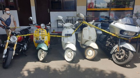 Polisi sita 3 vespa mewah dan 2 moge milik Wahyu Kenzo. Foto: Dok. Istimewa