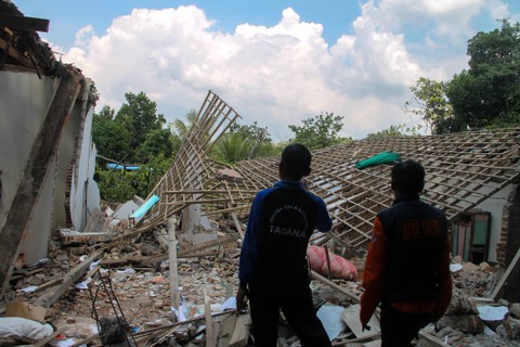 Relawan bersiaga di sekitar rumah warga terdampak ledakan di Sukosari, Kasembon, Malang, Jawa Timur, Minggu (12/3/2023). Foto: Vicki Febrianto/Antara
