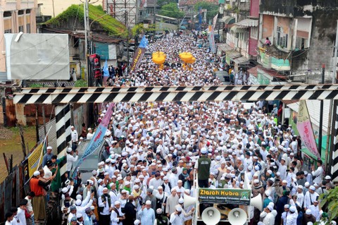 Peziarah melakukan arak-arakan pada puncak ziarah kubro dari kawasan Pasar Kuto hingga ke pemakaman Kesultanan Palembang Darussalam di Kompleks Pemakaman Kawah Tengkurep Palembang, Sumatera Selatan, Minggu (12/3/2023). Foto: Feny Selly/Antara Foto