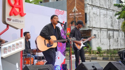 Antusiasme salah satu musisi indie Kota Prabumulih mengikuti seleksi dalam parade band untuk lolos ke event nasional di Sumsel, Minggu (12/3) Foto: abp/Urban Id