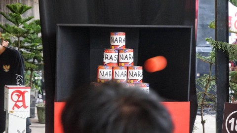 Permainan yang disediakan panitia acara untuk menghibur penonton dalam seleksi parade band di Kota Prabumulih, Sumsel, Minggu (12/3) Foto: abp/Urban Id