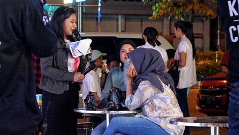 Antusiasme pengunjung yang melihat aksi band indie tampil menghibur dalam seleksi parade band di Kota Prabumulih, Sumsel, Minggu (12/3) Foto: abp/Urban Id