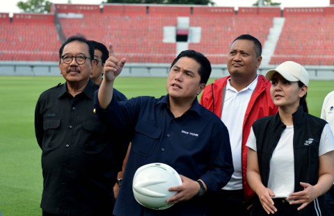 Ketua Umum PSSI Erick Thohir (tengah) didampingi Wakil Ketua Umum PSSI Ratu Tisha Destria (kanan), Wakil Gubernur Bali Tjokorda Oka Artha Ardana Sukawati (kiri) dan Bupati Gianyar I Made Mahayastra (kedua kanan) meninjau Stadion Kapten I Wayan Dipta. Foto: Fikri Yusuf/Antara Foto