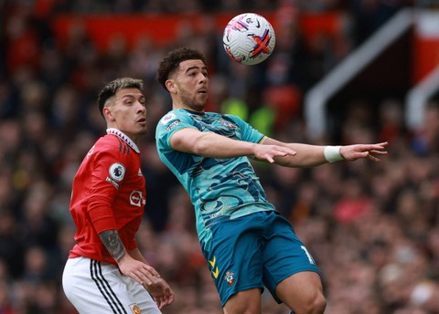 Lisandro Martinez dari Manchester United duel dengan Che Adams dari Southampton di Old Trafford, Manchester, Inggris. Foto: Phil Noble/Reuters