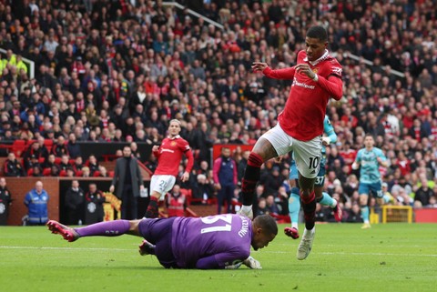 Pemain Southampton Gavin Bazunu duel dengan pemain Manchester United Marcus Rashford di Old Trafford, Manchester, Inggris. Foto: Phil Noble/Reuters