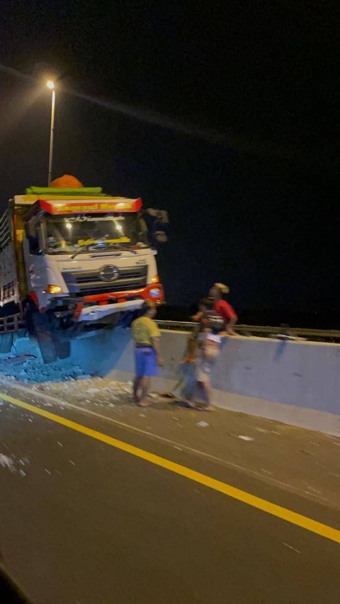 Sebuah truk tabrak pembatasan jalan di Tol Palimanan-Kanci KM 217. Foto: Arifin Asydhad/kumparan