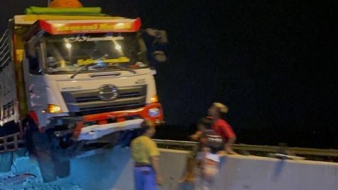 Sebuah truk tabrak pembatasan jalan di Tol Palimanan-Kanci KM 217. Foto: Arifin Asydhad/kumparan