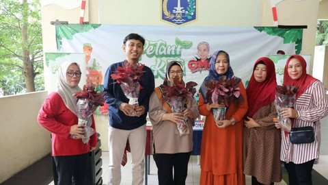 Relawan Orang Muda Ganjar (OMG) membangun dua unit instalasi hidroponik di halaman rumah susuan sewa (Rusunawa) Jatinegara Barat pada Minggu (12/3/23). Foto: Dok. Istimewa