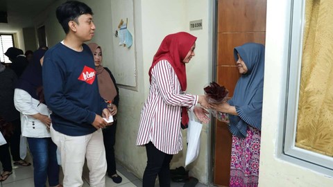 Relawan Orang Muda Ganjar (OMG) membangun dua unit instalasi hidroponik di halaman rumah susuan sewa (Rusunawa) Jatinegara Barat pada Minggu (12/3/23). Foto: Dok. Istimewa