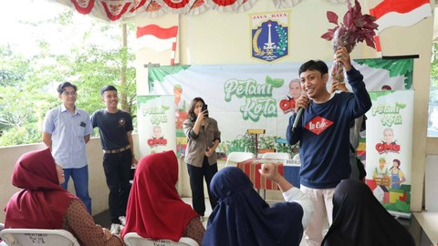 Relawan Orang Muda Ganjar (OMG) membangun dua unit instalasi hidroponik di halaman rumah susuan sewa (Rusunawa) Jatinegara Barat pada Minggu (12/3/23). Foto: Dok. Istimewa