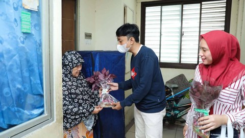 Relawan Orang Muda Ganjar (OMG) membangun dua unit instalasi hidroponik di halaman rumah susuan sewa (Rusunawa) Jatinegara Barat pada Minggu (12/3/23). Foto: Dok. Istimewa