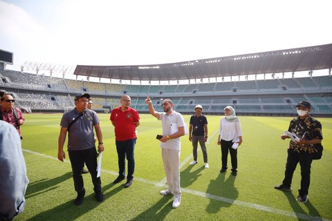 Rombongan FIFA saat mengecek stadion GBT beberapa waktu lalu. Foto: Diskominfo Surabaya