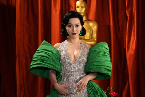 Fan Bingbing ungkap pakai masker 700 masker dalam setahun. Foto: Valerie Macon/AFP