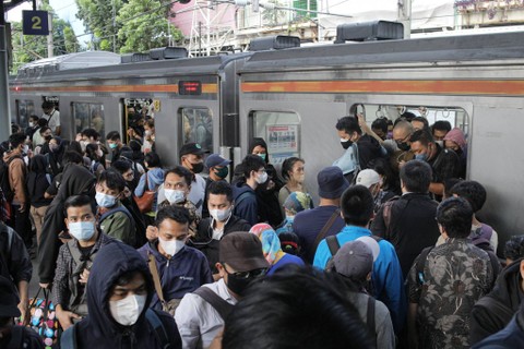 Kepadatan calon penumpang saat menaiki KRL Commuter Line di Stasiun Tanah Abang, Jakarta, Senin (13/3/2023). Foto: Iqbal Firdaus/kumparan