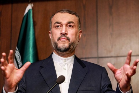 Menteri Luar Negeri Iran Hossein Amir-Abdollahian memberikan konferensi pers bersama dengan mitranya dari Suriah di markas besar kementerian luar negeri di Damaskus pada 9 Maret 2023. Foto: Louai Beshara/AFP