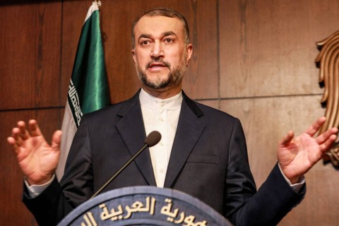 Menteri Luar Negeri Iran Hossein Amir-Abdollahian memberikan konferensi pers bersama dengan mitranya dari Suriah di markas besar kementerian luar negeri di Damaskus pada 9 Maret 2023. Foto: Louai Beshara/AFP