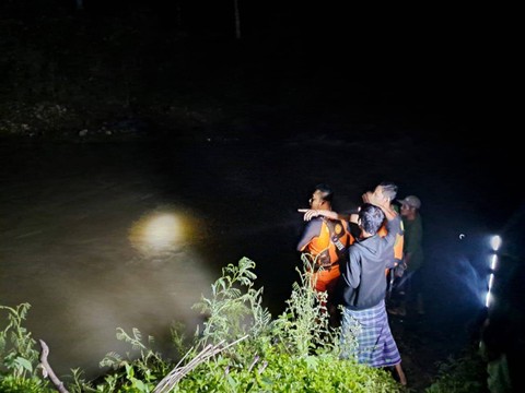 Tim SAR gabungan saat melakukan upaya pencarian korban terseret arus sungai Way Ratai di Pesawaran, Lampung. | Foto : Dok. Basarnas Lampung