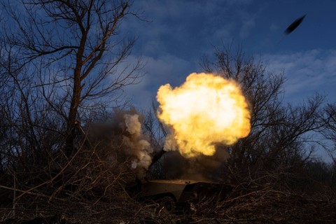 Howitzer self-propelled Ukraina 2s1 dari 80 brigade Serangan Udara menembak ke arah pasukan Rusia di garis depan dekat Bakhmut, Ukraina, Jumat, 10 Maret 2023. Foto: Evgeniy Maloletka/AP Photo