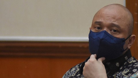 Terdakwa mantan Kapolda Sumatra Barat Irjen Pol Teddy Minahasa mendengarkan keterangan saksi saat menjalani sidang lanjutan terkait kasus dugaan memperjualbelikan barang bukti narkotika jenis sabu sitaan seberat lima kilogram. Foto: Indrianto Eko Suwarso/Antara Foto