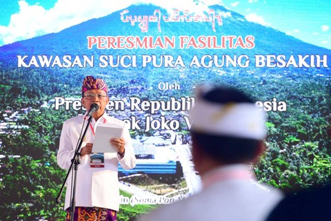 Gubernur Bali I Wayan Koster pada peresmian penataan fasilitas kawasan Suci Pura Agung Besakih di Karangasem, Bali, Senin (13/3/2023) Foto: Muchlis Jr/Biro Pers Sekretariat Presiden
