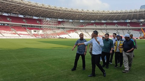 Ketua Umum PSSI, Erick Thohir, melakukan pengecekan Stadion Gelora Bung Karno (GBK), Jakarta, pada Senin (13/3/2023) untuk persiapan Piala Dunia U-20 2023. Foto: Jodi Hermawan/kumparan