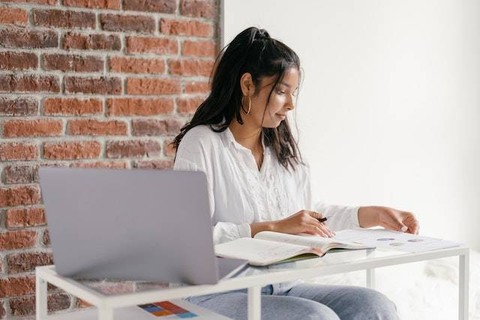 Ilustrasi kunci jawaban bahasa Indonesia kelas 8 halaman 185, sumber foto Mikhail Nilov from Pexels