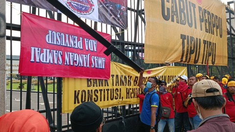 Aksi vandalisme massa aksi buruh-petani di Gedung DPR, Jakarta, Selasa (14/3/2023). Foto: Zamachsyari/kumparan