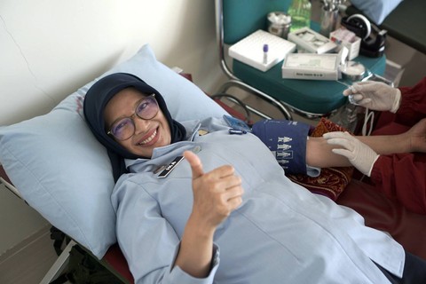 Kepala Divisi Pemasyarakatan Ika Yusanti mendonorkan darahnya. Foto: Dok. Kemenkumham Kalbar