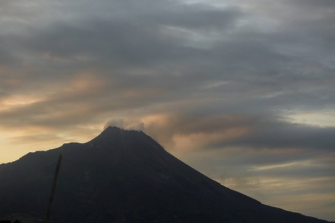 Asap solfatara keluar dari kubah lava Gunung Merapi terlihat dari Suwanting, Banyuroto, Sawangan, Magelang, Jawa Tengah, Rabu (15/3/2023).  Foto: Hendra Nurdiyansyah/ANTARA FOTO