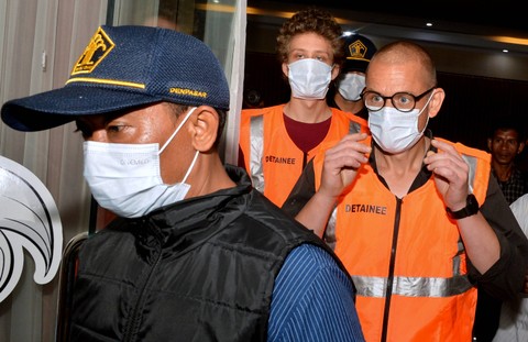 Imigrasi Denpasar mendeportasi JDA yang dilimpahkan Polda Bali ke imigrasi karena diduga melakukan tindak pidana narkotika selama berada di Bali dan mendeportasi WNA lain asal Rusia berinisial SS karena menyalahgunakan izin tinggalnya dengan bekerja. Foto: ANTARA FOTO/Fikri Yusuf