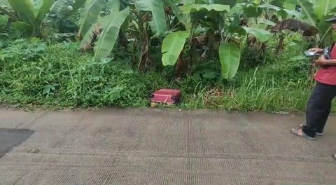 Koper berwarna merah yang berisi mayat pria. Foto: Dok. Istimewa