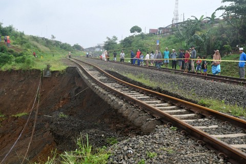 Sejumlah warga dan petugas melihat kondisi tanah longsor di jalur rel Kereta Api (KA) Pangrango lintas Bogor-Sukabumi di Kelurahan Empang, Kota Bogor, Jawa Barat, Rabu (15/3/2023). Foto: Arif Firmansyah/ANTARA FOTO