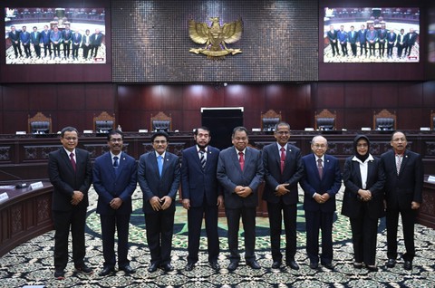 Ketua dan Wakil Ketua Mahkamah Konstitusi terpilih periode 2023-2028 Anwar Usman (keempat kiri) dan Saldi Isra (keempat kanan) berpose bersama sejumlah hakim konstitusi usai pemilihan di gedung MK, Jakarta, Rabu (15/3/2023).  Foto: Akbar Nugroho Gumay/ANTARA FOTO