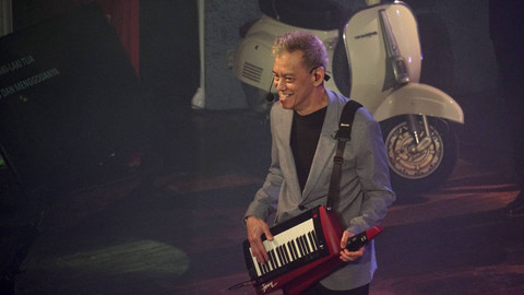 Fariz RM saat tampil di konser tunggal Ardhito Pramono, di Gedung Kesenian Jakarta, Rabu (15/3/2023). Foto: Aprilandika Pratama/kumparan