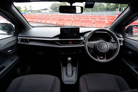 Interior All New Toyota Agya meningkatkan aura sporty dengan tambahan logo GR Sport yang eksklusif. Foto: Aditya Pratama Niagara/kumparan