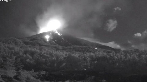 Guguran lava pada Kamis (9/3/2023) pukul 20:56:04 tampak dari kamera CCTV Bebali yang mengarah ke Kali Batuawang dan Kali Kahetang. Foto: Pos PGA Karangetang 