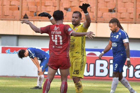 Pemain Persija Jakarta Andritany Ardhiyasa melakukan selebrasi bersama Muhammad Ferarri (kedua kiri) usai memenangkan pertandingan dari PSIS Semarang pada lanjutan liga 1 di Stadion Wibawa Mukti, Cikarang, Kabupaten Bekasi, Kamis (16/3/2023).  Foto: Fakhri Hermansyah/ANTARA FOTO