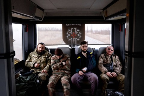 Tentara Ukraina yang terluka dievakuasi dengan bus yang dioperasikan oleh petugas medis sukarela Ukraina, dari garis depan timur dekat Bakhmut ke rumah sakit di wilayah Dnipropetrovsk, di Ukraina. Foto: Violeta Santos Moura/REUTERS