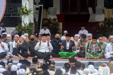 Presiden Jokowi (tengah) didampingi Menteri Pertahanan Prabowo Subianto (dua kiri) berdoa bersama saat Muktamar Rabithah Melayu-Banjar di Halaman Pendopo Bersinar, Kabupaten Tabalong, Kalimantan Selatan, Jumat (17/3/2023). Foto: Bayu Pratama S/ANTARA FOTO