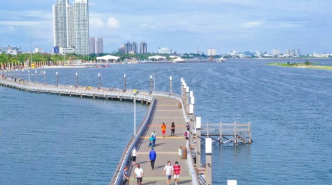 Pengunjung yang sedang menikmati indahnya Ancol. Foto: Dok. Ancol