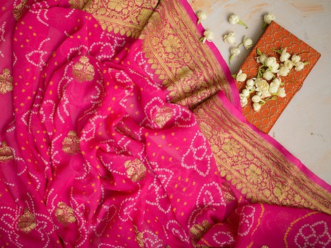 Ilustrasi kain sutra berbenang warna emas. Sumber: www.pexels.com.