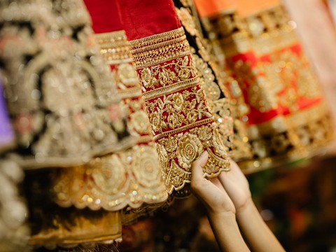 Ilustrasi kain sutra berbenang warna emas. Sumber: www.unsplash.com.