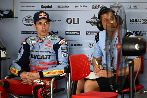 Pebalap Gresini Racing MotoGP asal Spanyol, Alex Marquez (kiri), duduk di dalam garasi timnya saat tes musim dingin pramusim MotoGP di Sirkuit Internasional Sepang, Malaysia, pada 10 Februari 2023. Foto: Mohd RASFAN / AFP