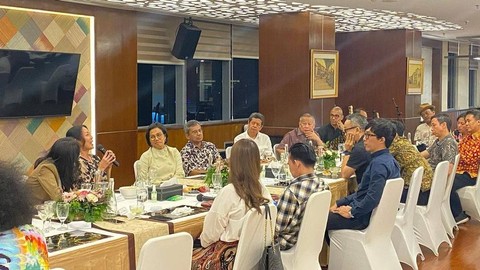 Menkeu Sri Mulyani bertemu para influencers untuk membahas perpajakan terkini, Jumat (17/3) malam. Foto: Instagram/@dr.tirta