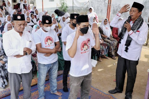 Relawan Ustaz Sahabat (Usbat) Ganjar Sumut menggelar pelatihan menyalatkan jenazah untuk masyarakat di Kampung Martua, Kelurahan Aek Tolang, Kecamatan Tukka, Kabupaten Tapanuli Tengah, Sumatera Utara pada Sabtu (18/3/2023). Foto: Dok. Istimewa