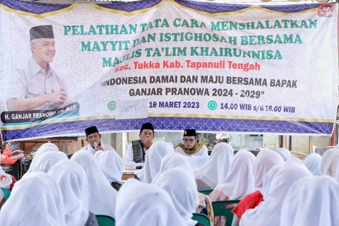 Relawan Ustaz Sahabat (Usbat) Ganjar Sumut menggelar pelatihan menyalatkan jenazah untuk masyarakat di Kampung Martua, Kelurahan Aek Tolang, Kecamatan Tukka, Kabupaten Tapanuli Tengah, Sumatera Utara pada Sabtu (18/3/2023). Foto: Dok. Istimewa