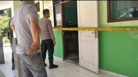 Polisi meninjau lokasi pencurian di SD di Gunungkidul. Foto: erfanto/Tugu Jogja